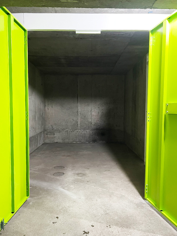 バイクガレージ内部